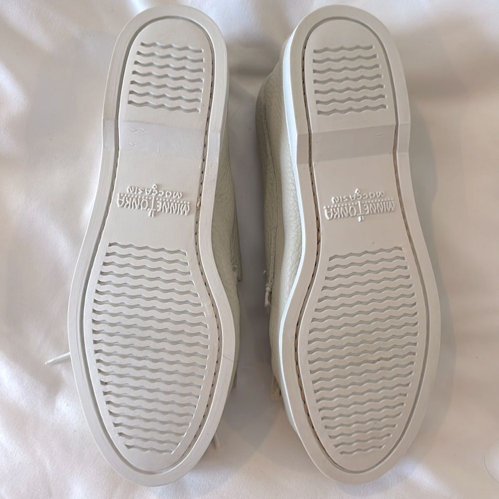 MINNETONKA LEATHER MOCCASINS. NEW. - Picture 6 of 7
